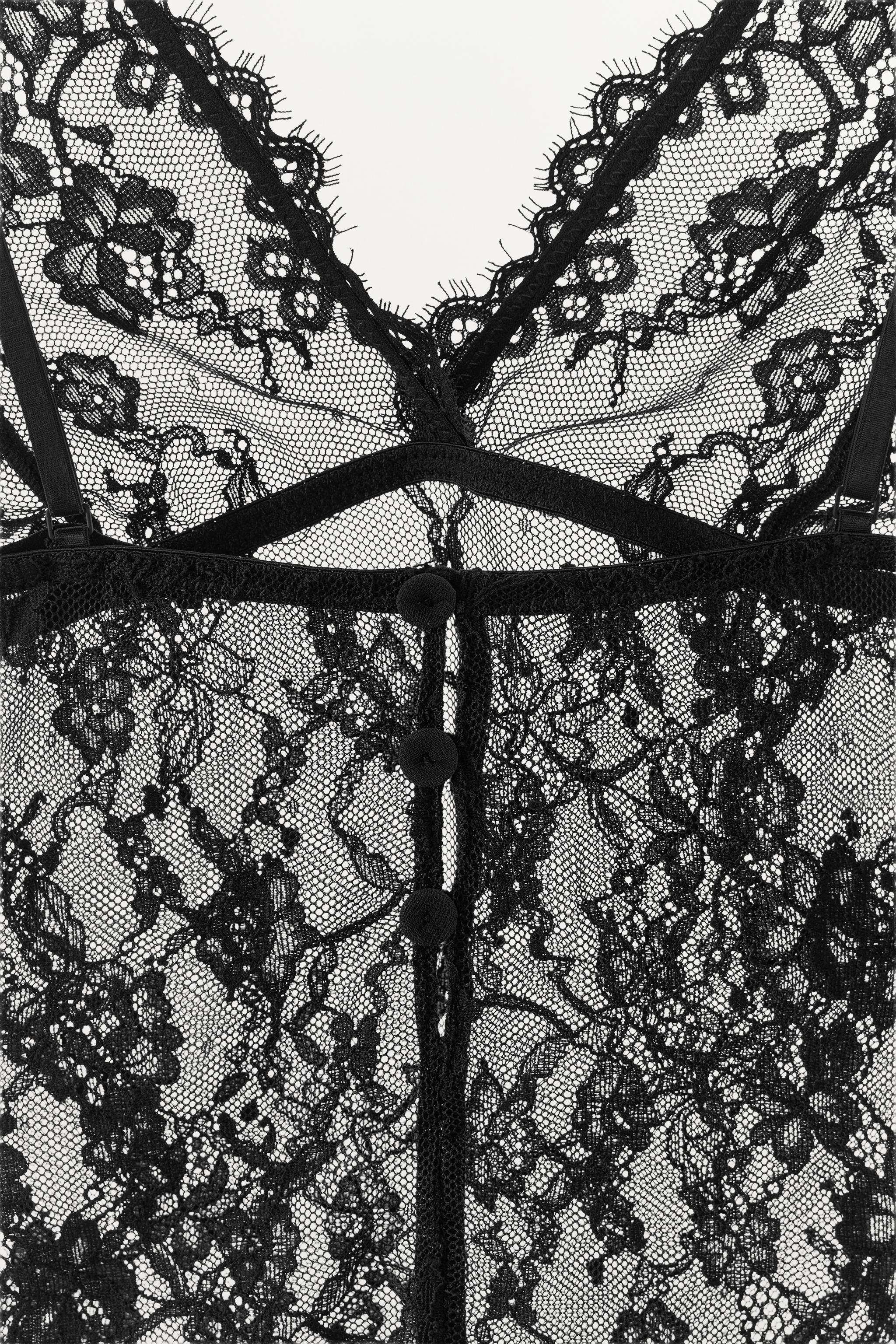BODY EN DENTELLE À BRETELLES
